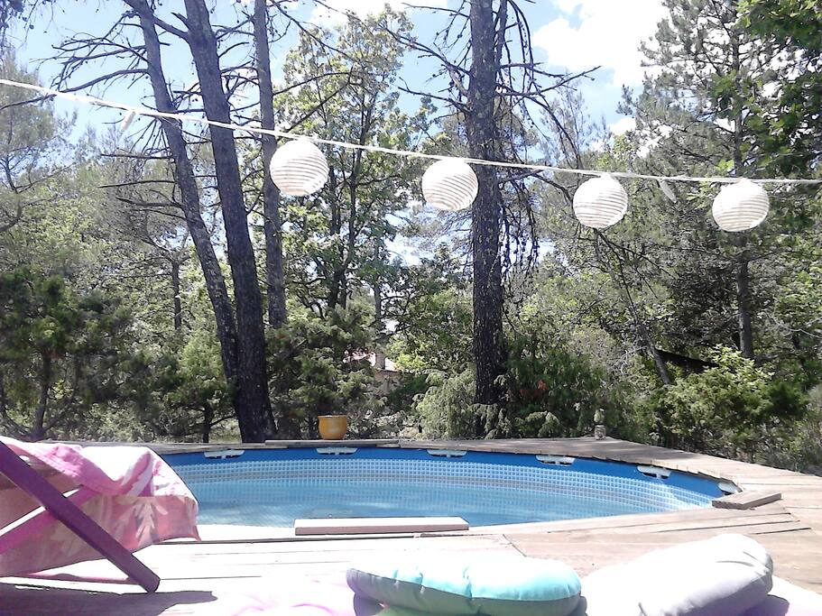 Piscine hors sol recouverte de bois