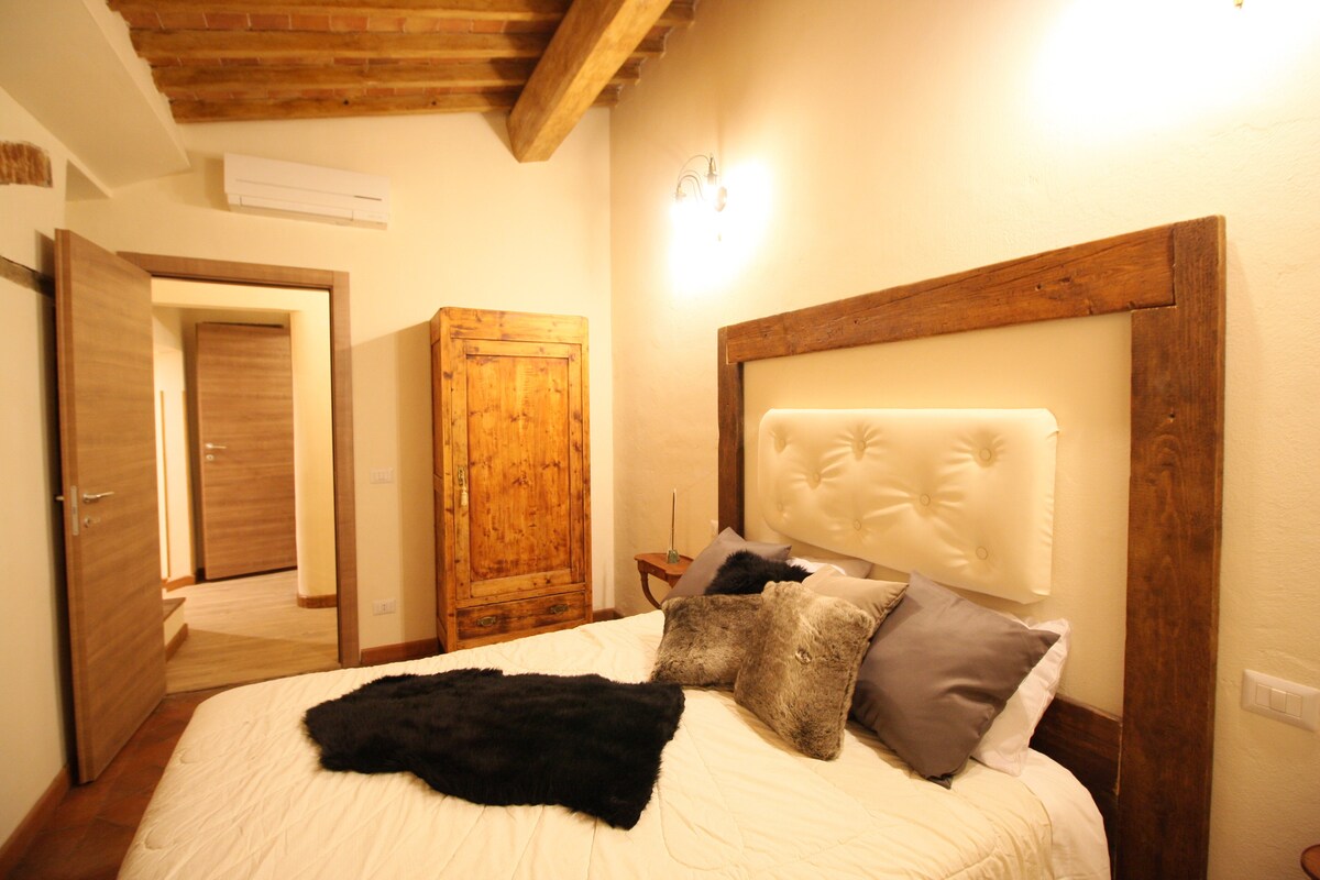 Hoofdslaapkamer met tweepersoonsbed.