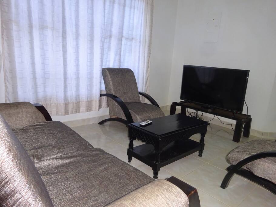 Nuestra casa es espaciosa y esta equipada con todo lo necesario para garantizar a nuestros huespedes una estadía placentera.