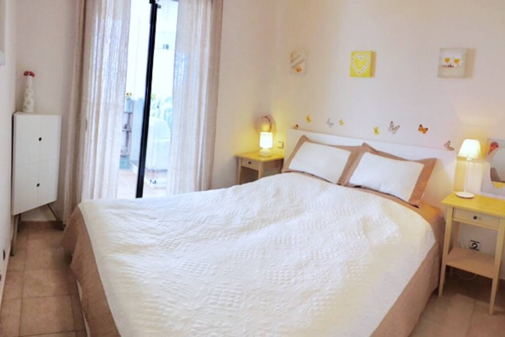 Cozy bedroom with wardrobe space and access to the terrace. 200x150 with good mattresses.