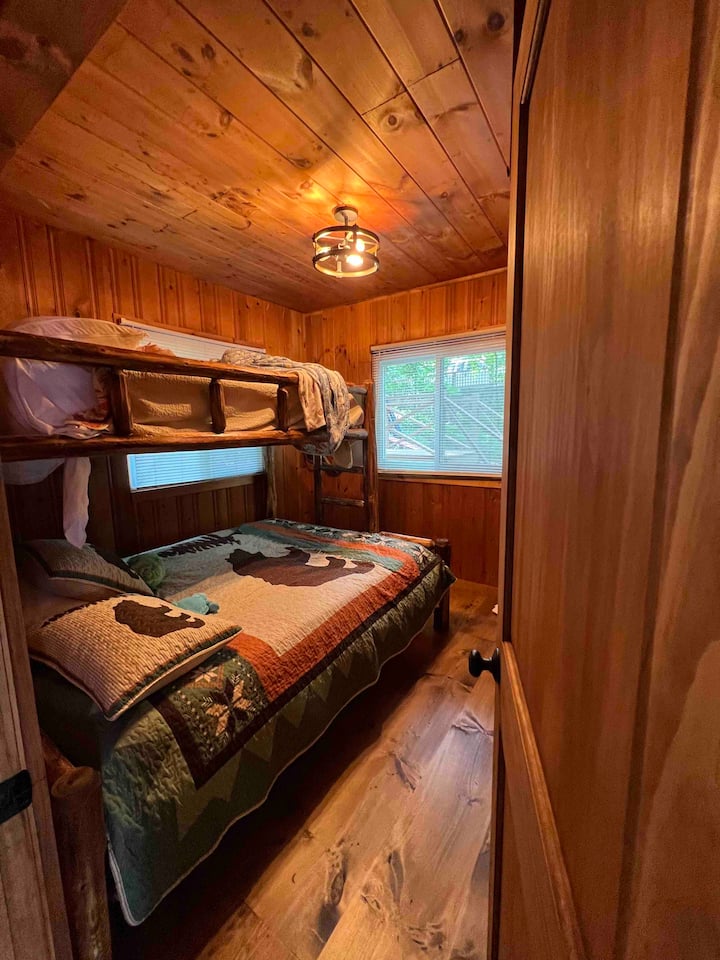 Spavaća soba za goste u prizemlju, TwinXL iznad Queen. Visina dvostrukog kreveta iznad bračnog kreveta i njegova manja veličina čine bračni krevet vrlo udobnim prostorom. Twin XL savršeno odgovara odrasloj osobi.