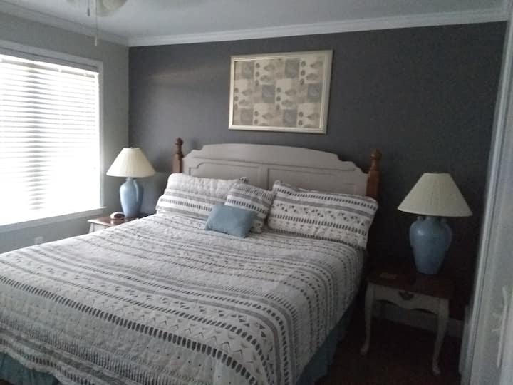 سيد مع سرير كينج.