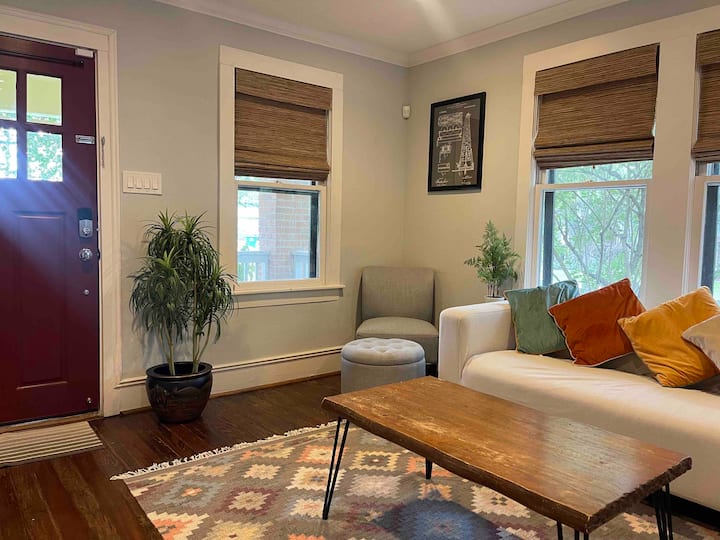 Cozy And Modern 2 Bedroom Bungalow In The Heights. - Houston, TX
