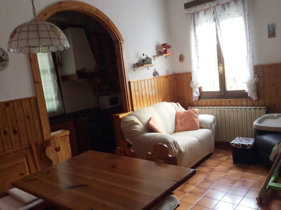 Cucinino e soggiorno con tv