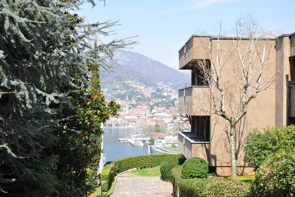 La Casa sui Colli di Malgrate (Como Lake): il viale di accesso e la vista lago