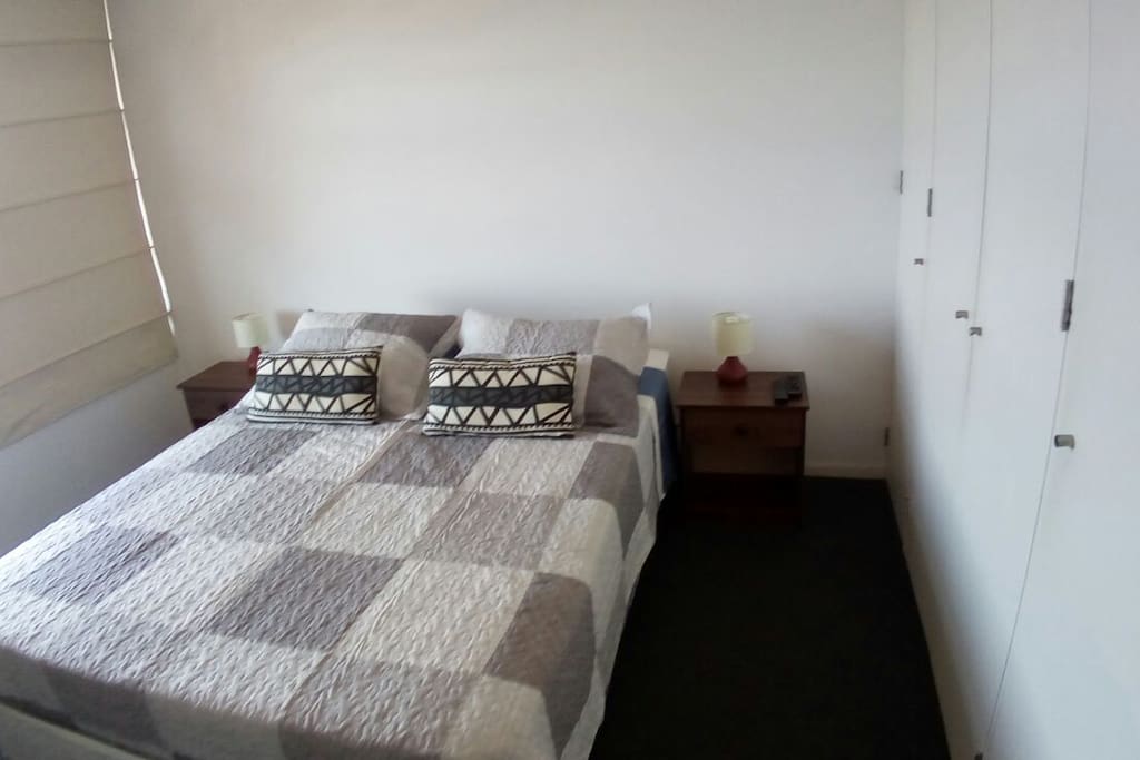 habitación con cama de dos plazas
