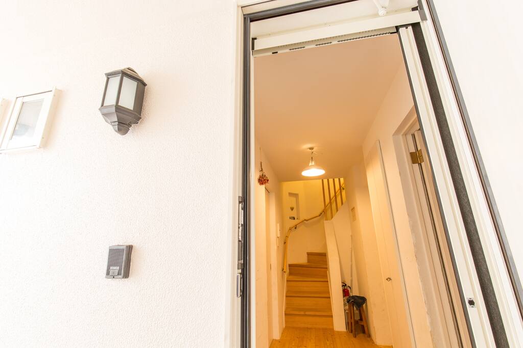 玄関です。洋風な造りのため玄関のドアのところで靴を抜いて頂きます。/This is our western style front door. You have to take off your shoes at the door.