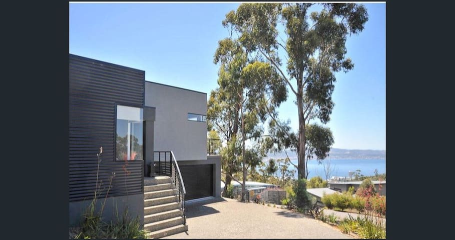Modern executive house, stunning views over Hobart gallery image 2