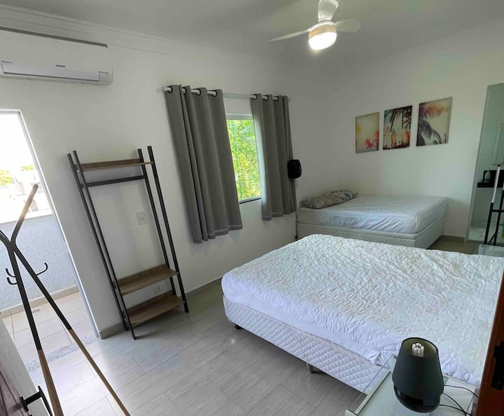 Chumba chenye mwonekano wa pembeni wa nyumba, chenye kitanda 1 cha kifalme na kitanda 1 cha watu wawili