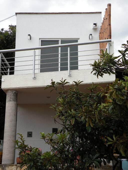 Vista frontal del bungalow