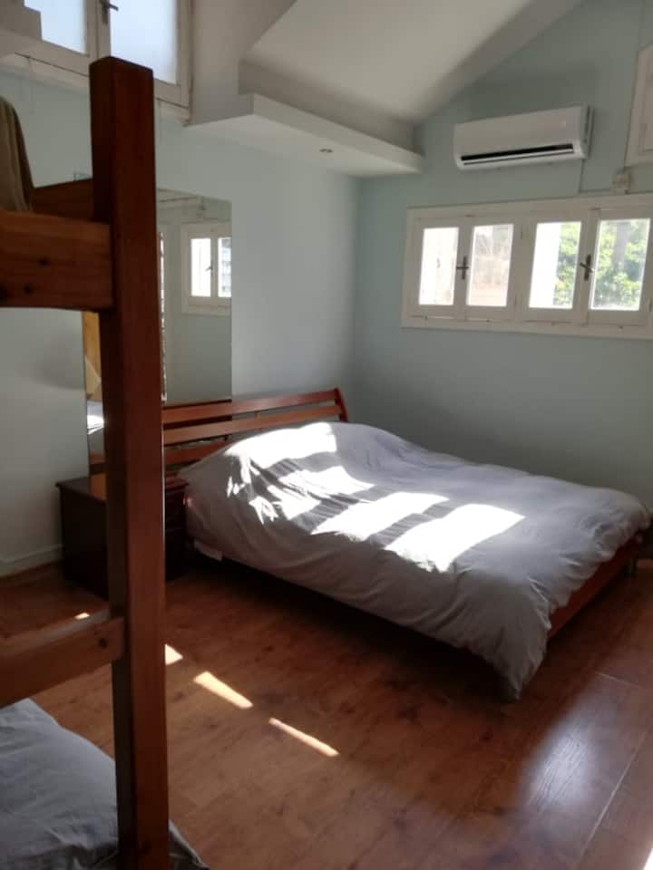 Голем удобен душек без стрес, брачен кревет (широк 125 - 149 см)
Просторот за клима-уред е сосема нов