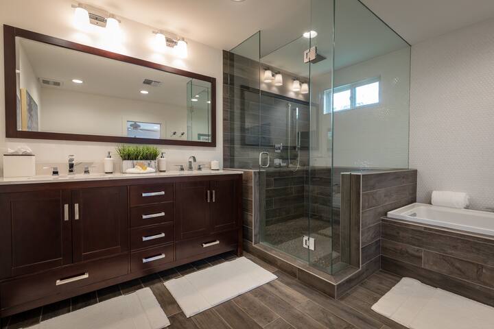 Large Private Home-Gorgeous Remodel-Well Equipped gallery image 2