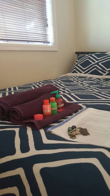 Towels, shampoo, conditioner, cream and shower gel provided