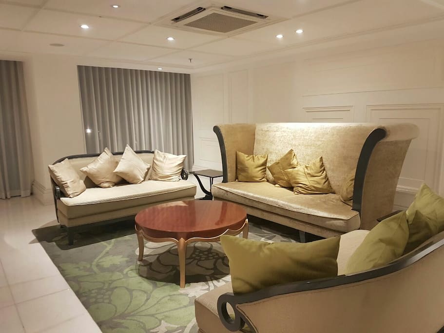 Public living room + cable TV