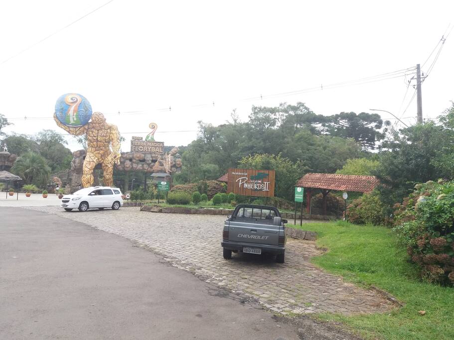 Entrada do condomínio ao lado do parque Florybal