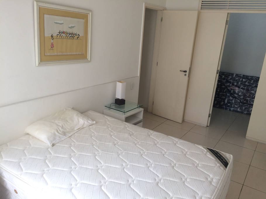 quarto com cama de casal e closet