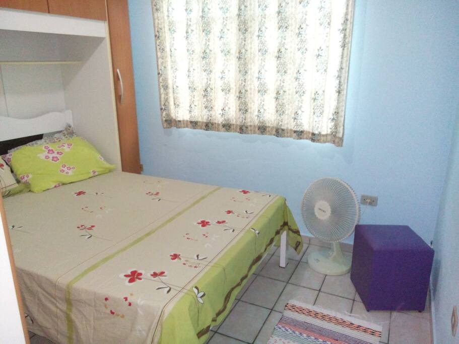 Quarto bem iluminado e com privacidade.