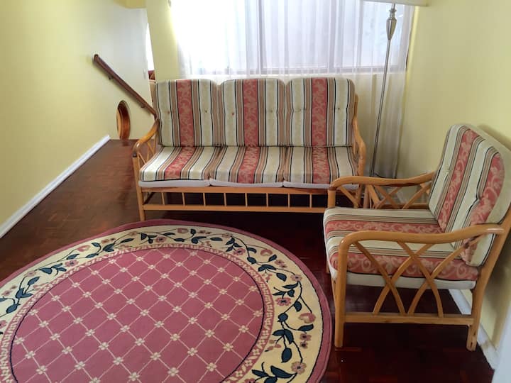 Всекидневната между стаите ви позволява да имате място, което да споделяте между гостите, преди да си починат