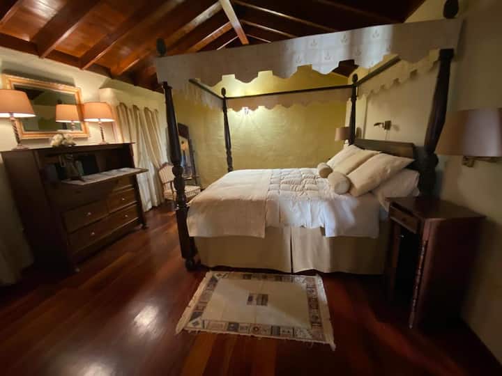 Hlavná spálňa s prístupom do kúpeľne a 1,80 lôžkom