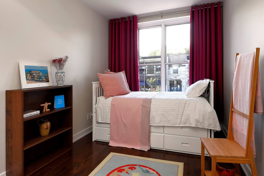 2nd Bedroom with two single beds