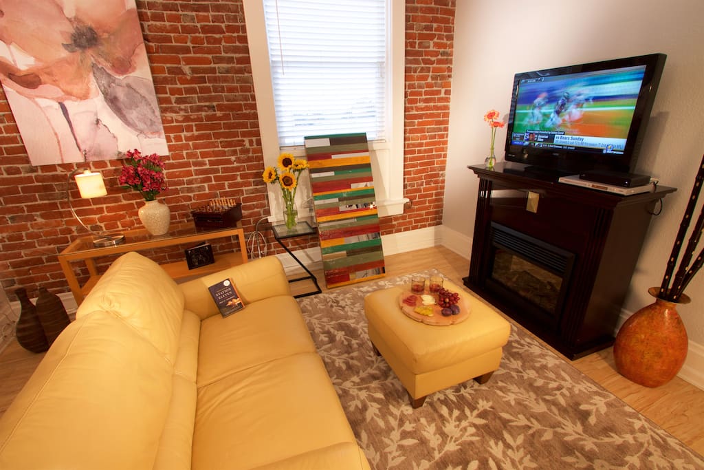 Living Room with TV & Fireplace