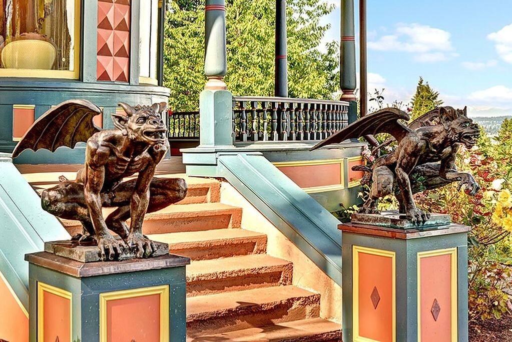 Exquisite bronze statue by the entrance sides. Realism and Romanticism style . 入口精雕细琢的铜质神兽。风格写实兼具浪漫主义色彩。