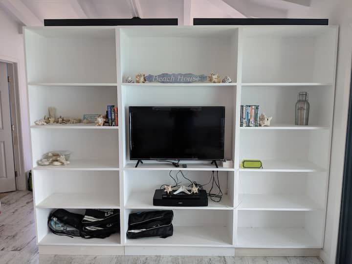 2019 წლის სექტემბერი: მედიის კედელი დამატებითი სათავსოთი, ტელევიზორითა და Blu-ray დამკვრელით.