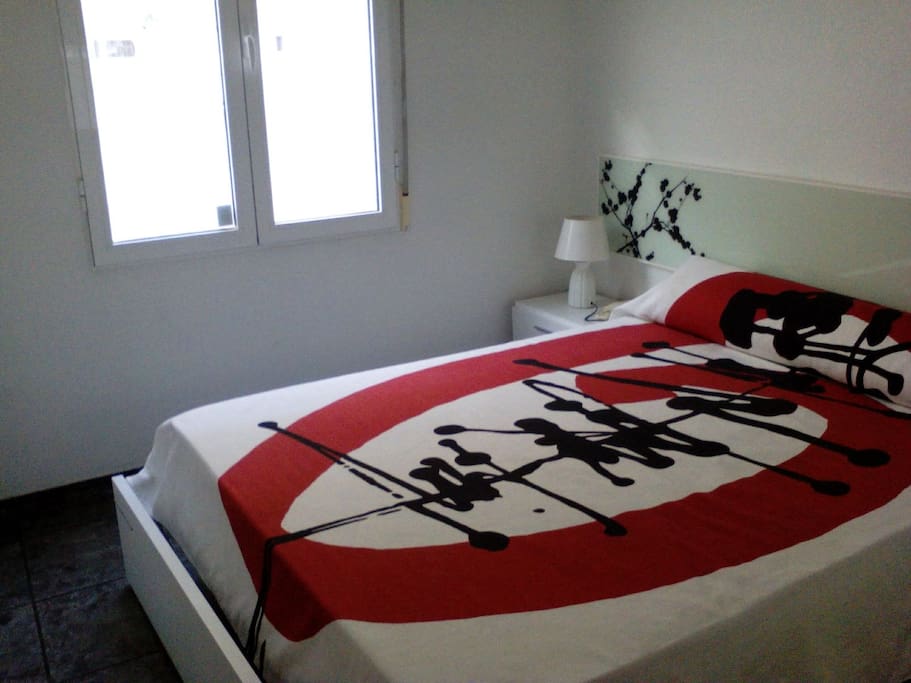 Dormitorio compuesto por cama 1,50m armario, 2 mesitas y cómoda