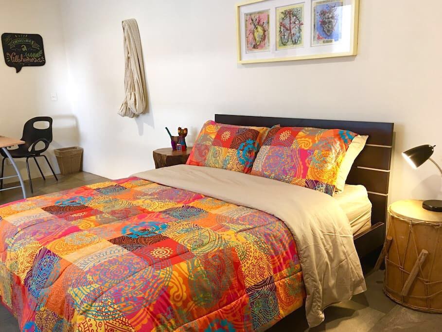 Cama Queen Size con wifi y tv y equpo de sonido.