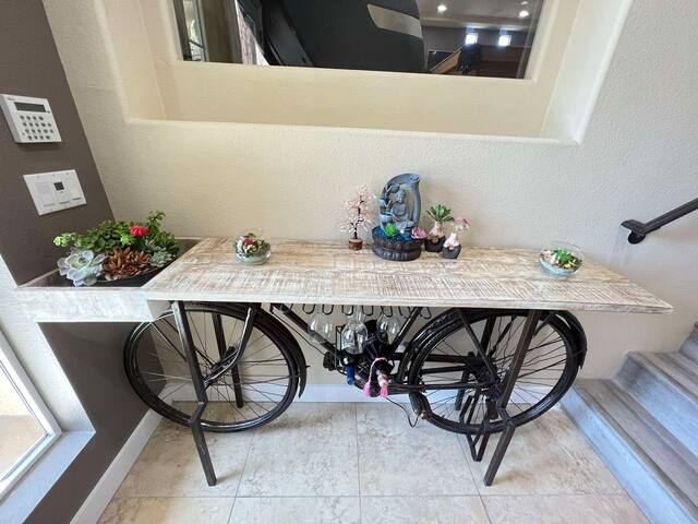 #80 Luxurious Tri-Level 6BR Pool Tbl Arcade Near S gallery image 3