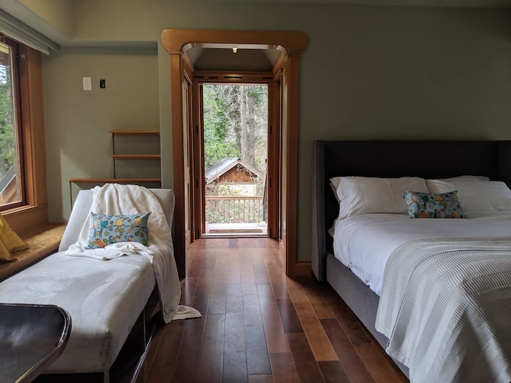Upper Waterfront Coach Studio - North Pender Island