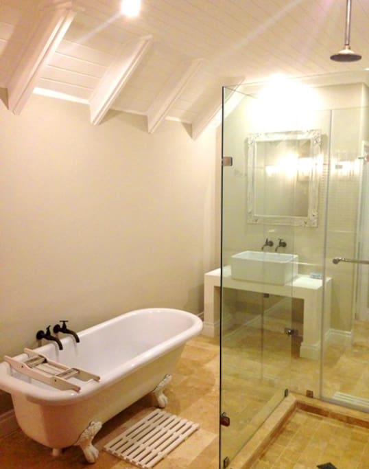 Upstairs en-suite bathroom