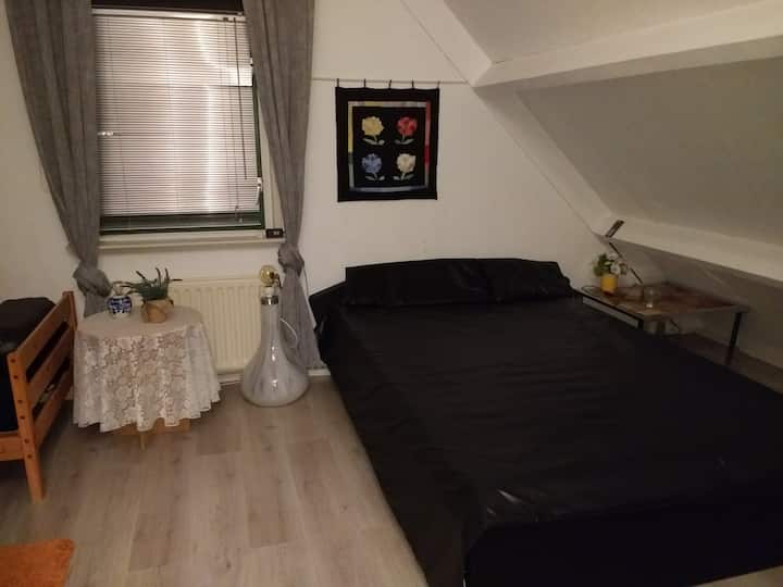 Dormitorio, 1 cama de piso
de 1,40 m de ancho y
Cama TV de pantalla plana de 90 cm

Piso laminado con vista al puerto
de Schõner