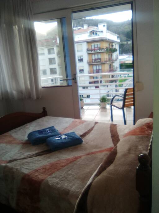las vistas a la ciudad e los montes desde interior de la habitación