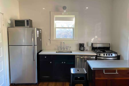 Historic Carriage House Retreat - Great Location!