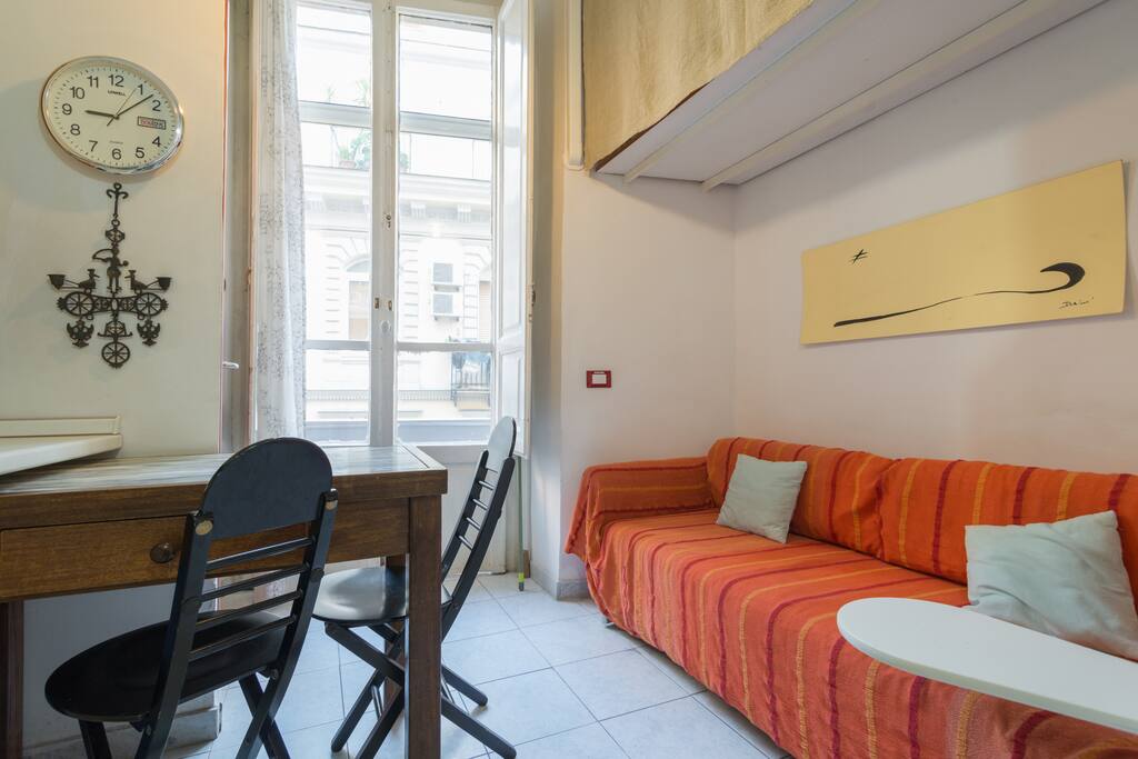 Cucina luminosa con divano che diventa un comodo letto singolo, tavolo per pranzare comodamente