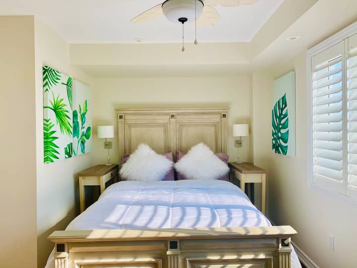 ห้องนอนหันหน้าไปทางทิศตะวันตกนี้มีเตียงควีนไซส์ใหม่ล่าสุดที่นอนควีนไซส์ใหม่ล่าสุดและได้รับแสงแดดยามบ่ายที่ยอดเยี่ยม แม้ว่าจะมีขนาดเล็กกว่าห้องนอนอีกห้องแต่ก็น่ารักและอบอุ่นสุดๆและตั้งอยู่ข้างห้องน้ำ