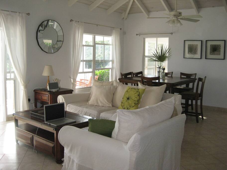 Comfortable modern living room with flat screen TV and FREE wireless internet.