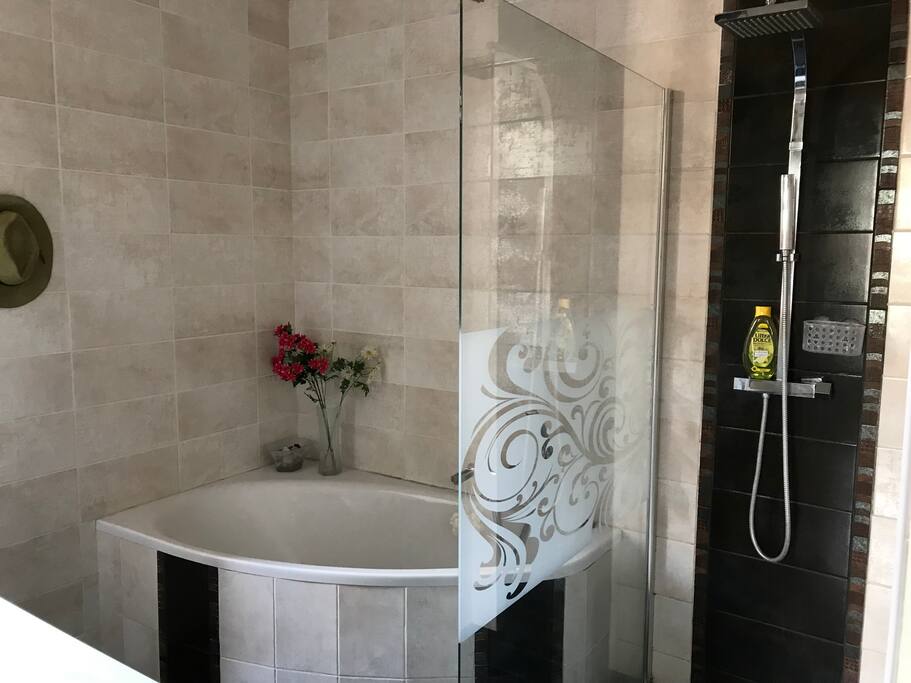 Salle de bain avec douche italienne