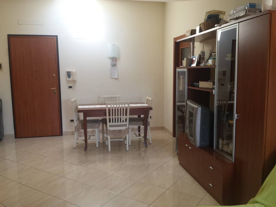 Soggiorno/Angolo cottura con divano letto matrimoniale