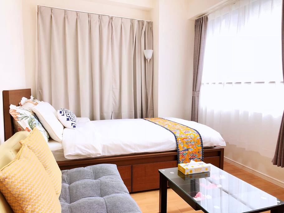 舒适温馨的房间布置,为您营造家的气氛;
The comfortable disposal of the room will bring you ambience at home.
