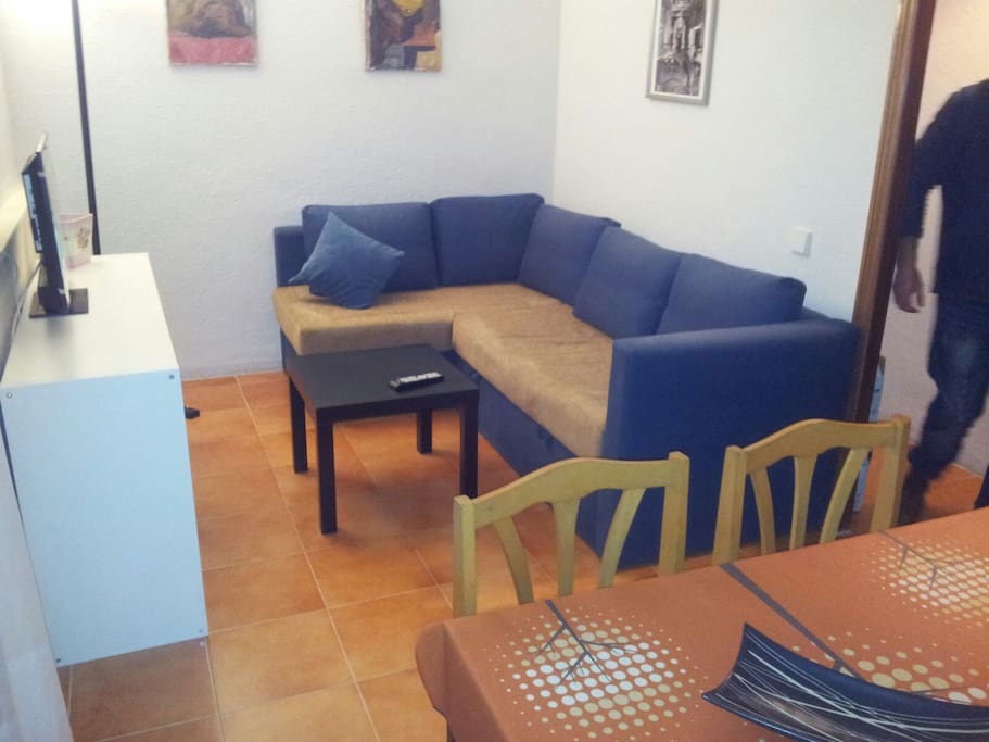 Salón comedor. Mesa comedor para 6 comensales. internet por WIfi y tv lcd