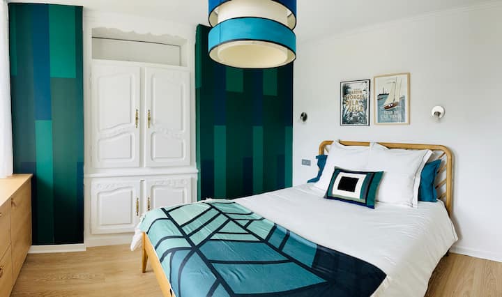 Primer dormitorio en la planta baja con cama queen size 