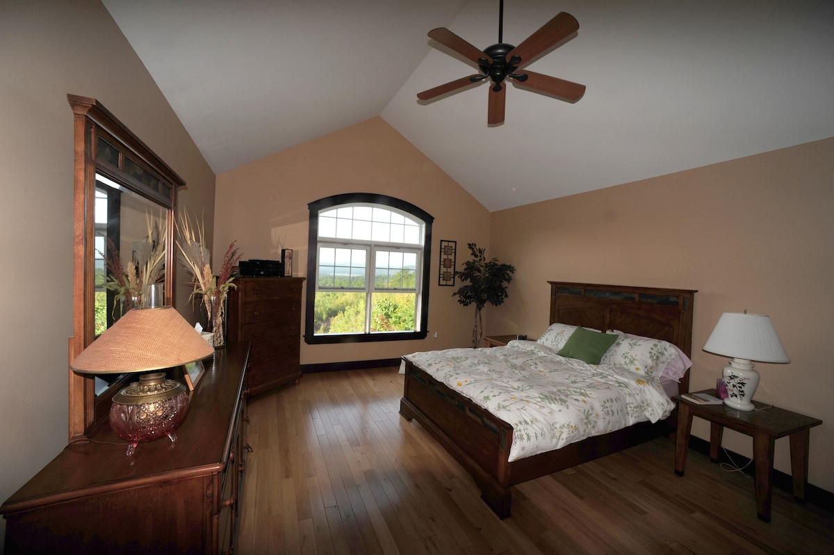 Dormitorio principal con vistas a la montaña. 