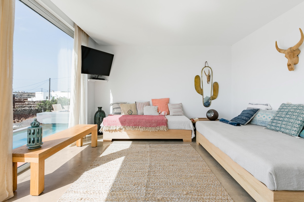 Anuncio de Airbnb popular: CASA TRIANGOLO WITH POOL - VULCAN VIEW en La Oliva