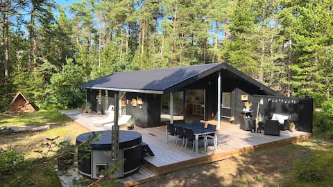 Cottage on secluded grounds with wilderness bath