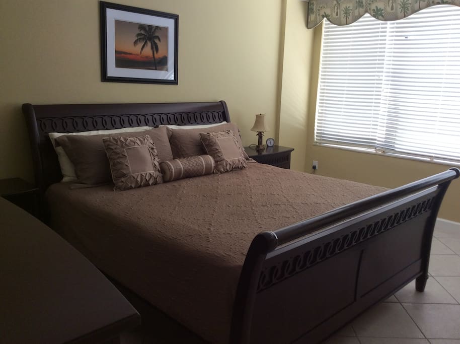 Master Bedroom - King-sized bed with a huge walk-in closet