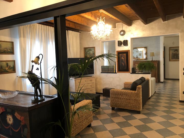 Zajednički dnevni boravak s 1 sofom 3 sjedala + 1 sofa 2 sjedala + tabure + 55 "Smart TV s besplatnom pretplatom 