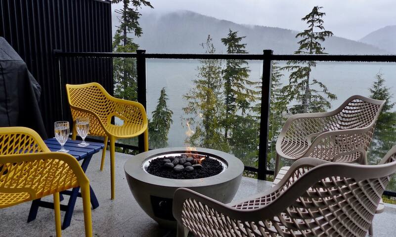 Oceanfront, Marina & Mountain views- pet friendly