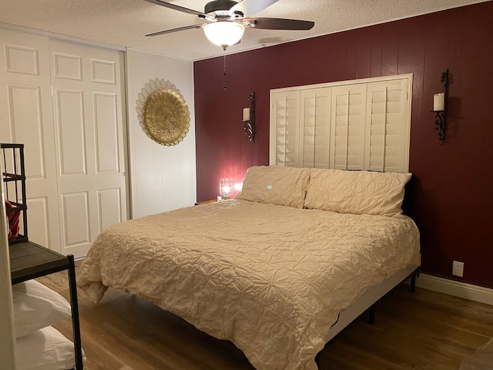 تحتوي غرفة النوم الثانية على أرضيات خشبية صلبة جديدة وسرير بحجم كبير ومرآة وتوأم قابل للطي. 